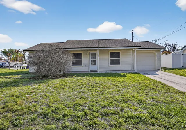 Homes for sale in Hobe Sound, FL | 10841 Se Fir Dr, Hobe Sound, FL 33455 | MLS# B26020068