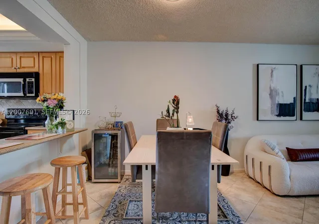 4th image of 1900 Alamanda #108, Naples, FL 34102 | MLS# A12007691