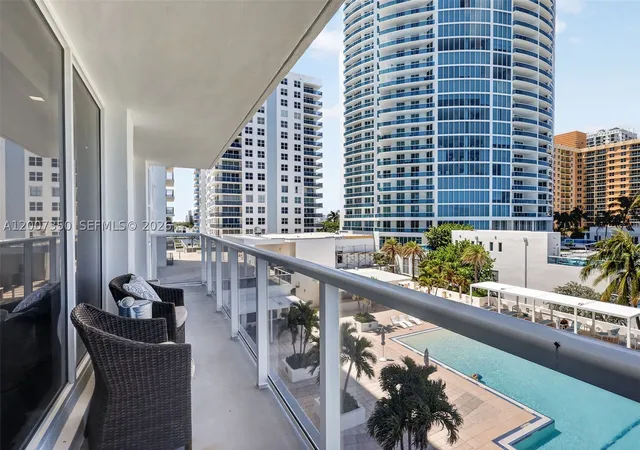 Listing Photo 4 - Condo for sale in building located at 2751 S Ocean Dr, Hollywood, FL 33019 - Unit #504S