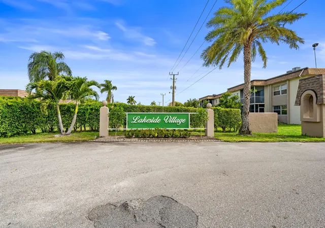 2nd image of 752 Lori Dr, Palm Springs, FL 33461