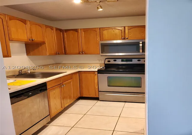 Listing Photo 5 - Condo for sale in building located at 1154 Coral Clb Dr, Coral Springs, FL 33071 - Unit #1154