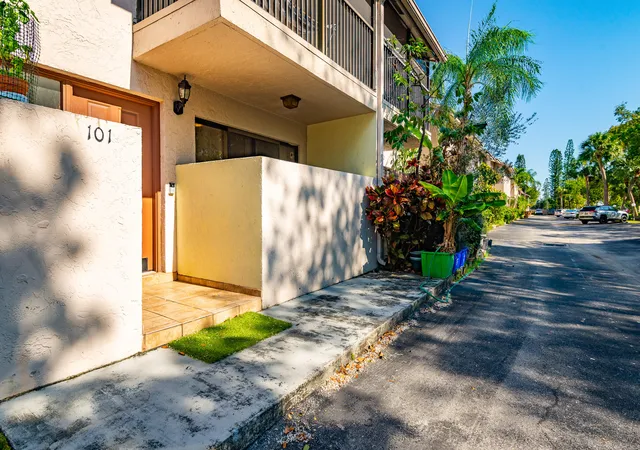 Homes for sale in Deerfield Beach, FL | 740 Se 1St Wy #101, Deerfield Beach, FL 33441 | MLS# B26021186