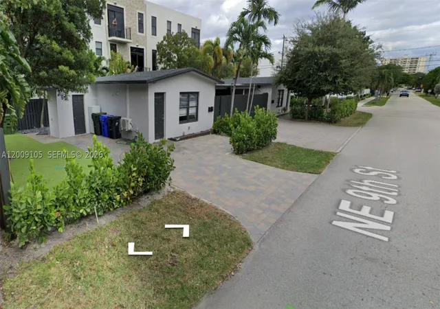 Photo 3 of Multi family home for sale at 1615 Ne 9th St, Fort Lauderdale, FL 33304 | MLS# A12009105 | Listing updated on 2026-09-25