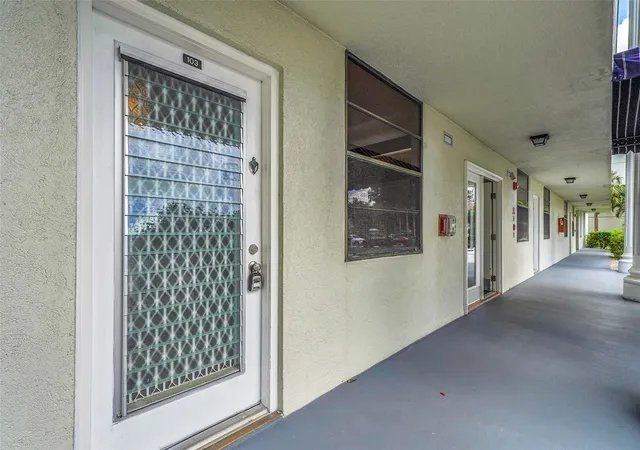 4th image of 1713 Whitehall Dr #103, Davie, FL 33324 | MLS# B26021283