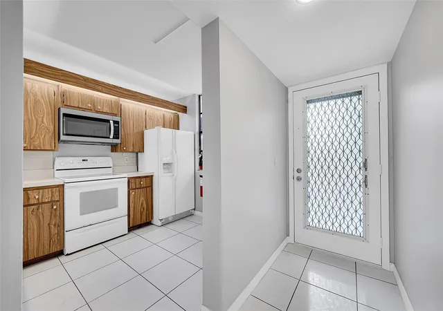 5th image of 1713 Whitehall Dr #103, Davie, FL 33324 | MLS# B26021283