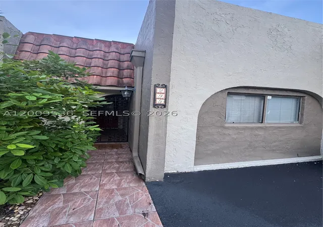 Photo 3 of Townhouse for sale at 295 Jacaranda Dr #20, Plantation, FL 33324 | MLS# A12009536 | Listing updated on 2026-09-28
