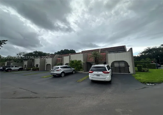 Photo 2 of Townhouse for sale at 295 Jacaranda Dr #20, Plantation, FL 33324 | MLS# A12009536 | Listing updated on 2026-09-28