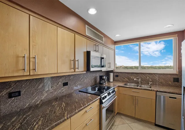 2nd image of 333 Sunset Dr, North Lauderdale, FL 33301