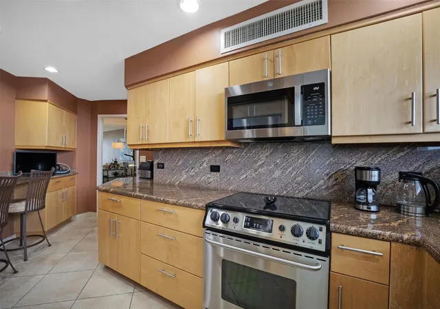3rd image of 333 Sunset Dr, North Lauderdale, FL 33301