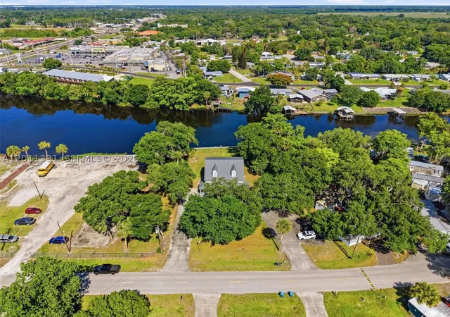 2nd image of 207 Se 6th Avenue, Okeechobee, FL 34974 | MLS# A12011391
