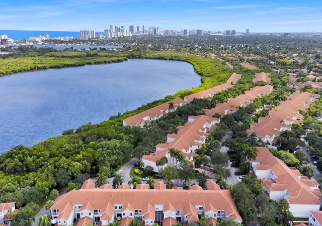 3rd image of 931 Lemonwood Ct, Hollywood, FL 33019 | MLS# B26023073