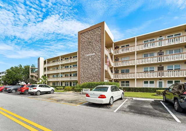 Homes for sale in Deerfield Beach, FL | 1027 Farnham O, Deerfield Beach, FL 33442 | Houzeo