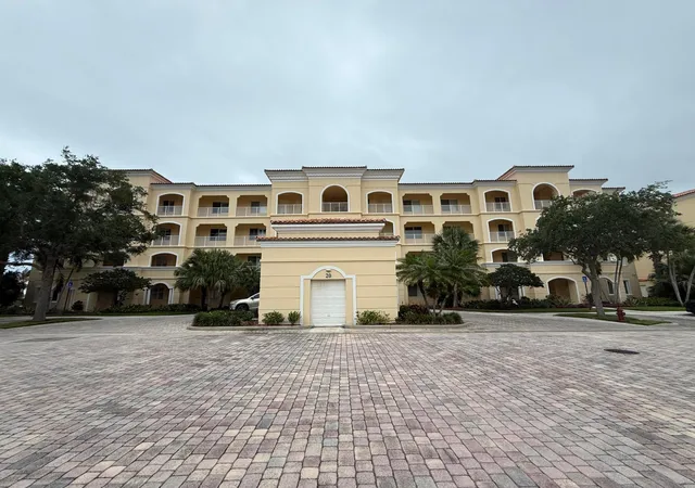 1st image of 20 Harbour Isle Dr W #Ph01, Fort Pierce, FL 34949 | MLS# B26023314