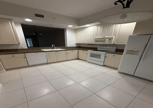 3rd image of 20 Harbour Isle Dr W #Ph01, Fort Pierce, FL 34949 | MLS# B26023314