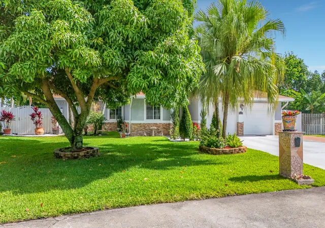 Homes for sale in Lake Worth, FL | 3119 Indian Trl, Lake Worth, FL 33462 | MLS# B26023564