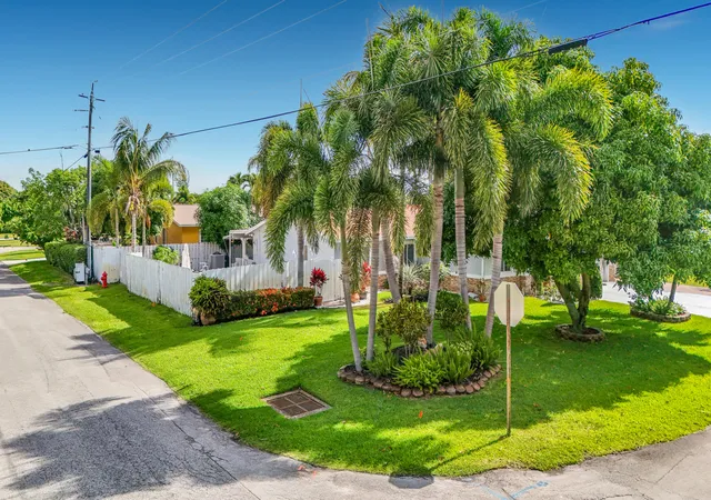 Homes for sale in Lake Worth, FL | 3119 Indian Trl, Lake Worth, FL 33462 | MLS# B26023564