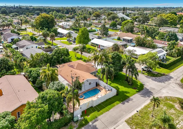 Homes for sale in Lake Worth, FL | 3119 Indian Trl, Lake Worth, FL 33462 | MLS# B26023564