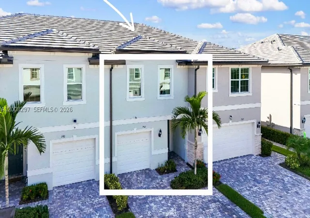 Photo 3 of Townhouse for sale at 2913 Olivia Ave, Oakland Park, FL 33311 | MLS# A12008297 | Listing updated on 2026-08-26