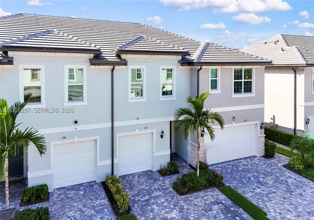 Photo 4 of Townhouse for sale at 2913 Olivia Ave, Oakland Park, FL 33311 | MLS# A12008297 | Listing updated on 2026-08-26