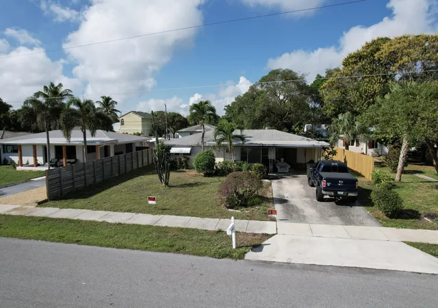 1st image of 910 Se 3rd Ave, Delray Beach, FL 33483 | MLS# B26023900