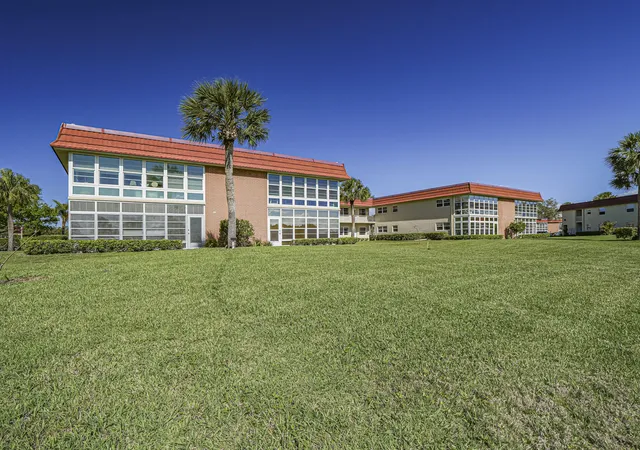 Homes for sale in Vero Beach, FL | 67 Royal Oak Dr #206, Vero Beach, FL 32962 | MLS# B26023972