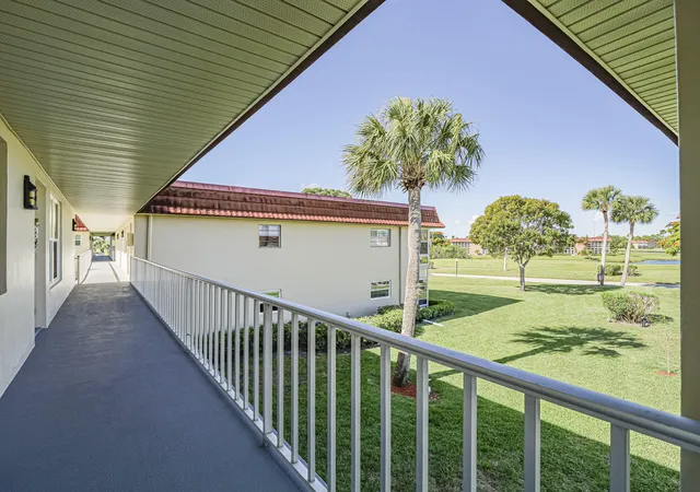 Homes for sale in Vero Beach, FL | 67 Royal Oak Drive, Vero Beach, FL 32962 | Houzeo
