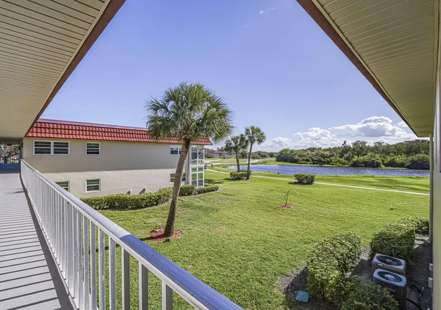 Homes for sale in Vero Beach, FL | 67 Royal Oak Dr #206, Vero Beach, FL 32962 | MLS# B26023972