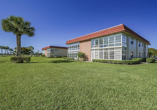Homes for sale in Vero Beach, FL | 67 Royal Oak Dr, Vero Beach, FL 32962