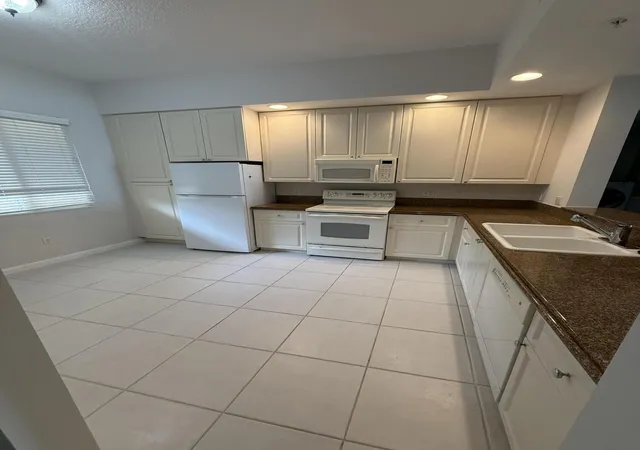 3rd image of 4 Harbour Isle Dr E #Unit 204, Fort Pierce, FL 34949 | MLS# B26024147