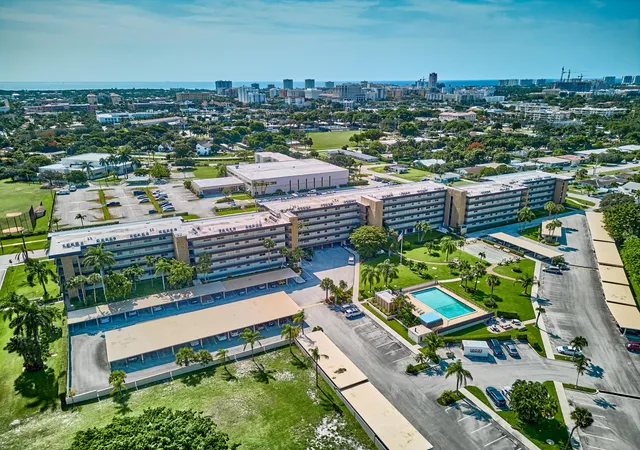 2nd image of 555 Nw 4Th Ave, Boca Raton, FL 33432