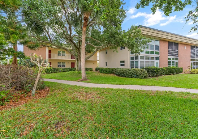 Homes for sale in Vero Beach, FL | 19 Vista Gardens Trl #106, Vero Beach, FL 32962 | MLS# B26024888