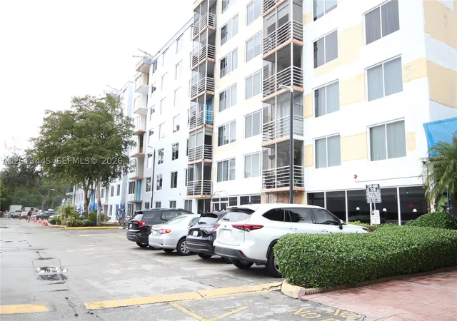 2nd image of 17890 W Dixie Hwy 519 Hwy, North Miami Beach, FL 33160