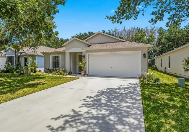 Homes for sale in Vero Beach, FL | 1013 E 13th Sq, Vero Beach, FL 32960 | MLS# B26025737