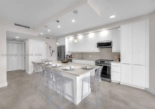 Photo 4 of Condo for sale at 20191 E Country Club Dr #601, Aventura, FL 33180 | MLS# A12016058 | Listing updated on 2026-10-08