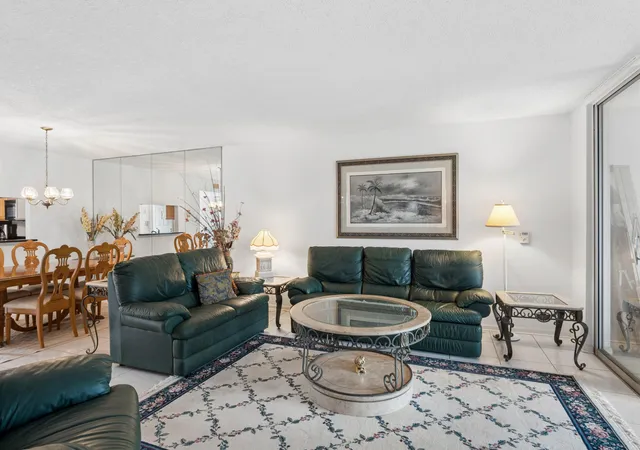 3rd image of 250 John F Kennedy Dr #202, Lake Worth, FL 33462 | MLS# B26026660