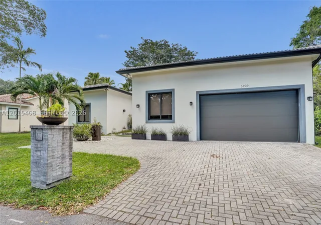 Photo 2 of Single family home for sale at 3909 Sw 54th Ct, Fort Lauderdale, FL 33312 | MLS# A12015408 | Listing updated on 2026-06-07