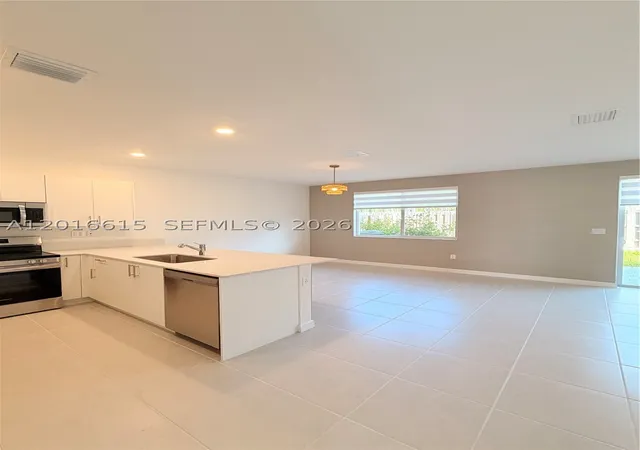 Photo 2 of Townhouse for sale at 663 Se 13th St Cir, Florida City, FL 33034 | MLS# A12016615 | Listing updated on 2026-08-21