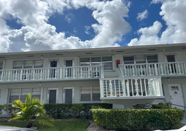 Homes for sale in West Palm Beach, FL | 218 Windsor J, West Palm Beach, FL 33417 | MLS# B26026917