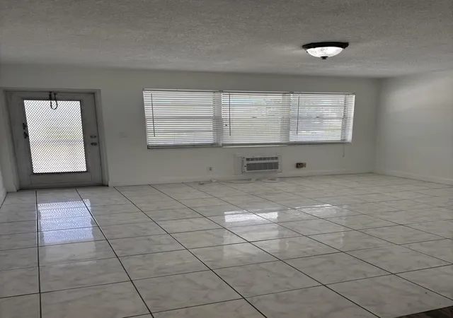 Homes for sale in West Palm Beach, FL | 218 Windsor J, West Palm Beach, FL 33417 | MLS# B26026917