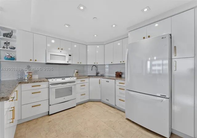 Photo 4 of Condo for sale at 5225 Collins Ave #1519, Miami Beach, FL 33140 | MLS# A12010289 | Listing updated on 2026-05-11