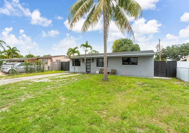 Photo 3 of Sale Pending at 1121 N 71st Ave, Hollywood, FL 33024 | MLS# A12016967 | Listing updated on 2026-08-03