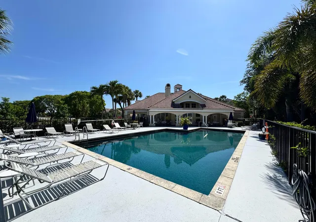 Homes for sale in Boynton Beach, FL | 815 W Boynton Beach Boulevard, Boynton Beach, FL 33426 | Houzeo