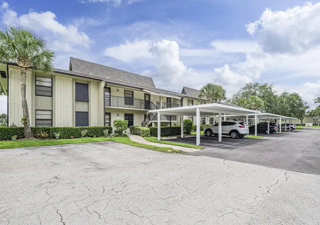 Homes for sale in Vero Beach, FL | 23 Plantation Dr #102, Vero Beach, FL 32966 | MLS# B26027434