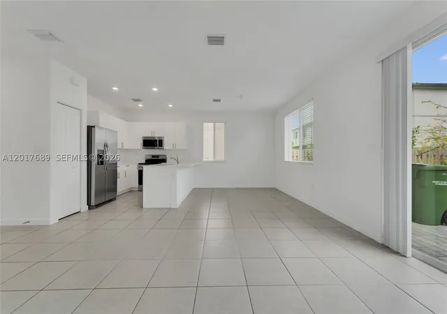 Photo 2 of Townhouse for sale at 725 Se 14th Ct, Homestead, FL 33034 | MLS# A12017689 | Listing updated on 2026-10-08