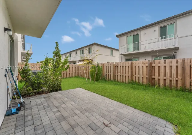 Photo 3 of Townhouse for sale at 725 Se 14th Ct, Homestead, FL 33034 | MLS# A12017689 | Listing updated on 2026-10-08