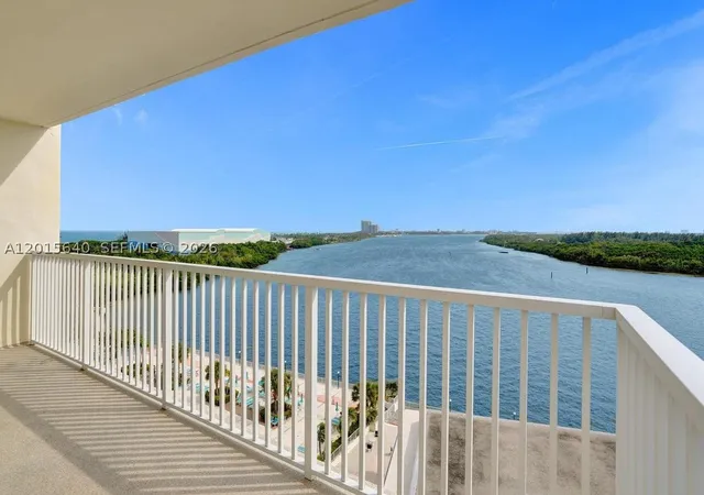 Listing Photo 3 - Condo for sale in building located at 300 Bayview Dr, Sunny Isles Beach, FL 33160 - Unit #906