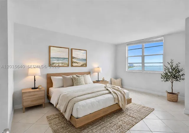Listing Photo 4 - Condo for sale in building located at 300 Bayview Dr, Sunny Isles Beach, FL 33160 - Unit #906