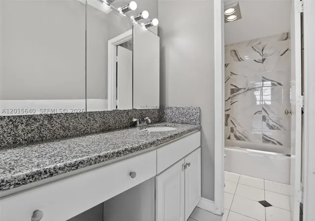 Listing Photo 5 - Condo for sale in building located at 300 Bayview Dr, Sunny Isles Beach, FL 33160 - Unit #906