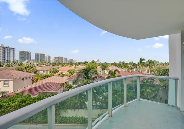 Listing Photo 4 - Condo for sale in building located at 19370 Collins Ave, Miami, FL 33160 - Unit #426