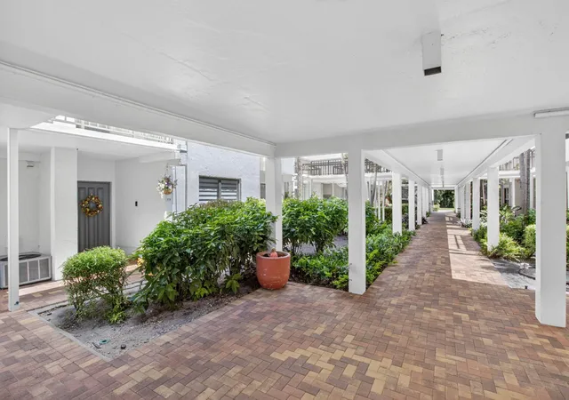 3rd image of 900 Greensward Ln, Delray Beach, FL 33445